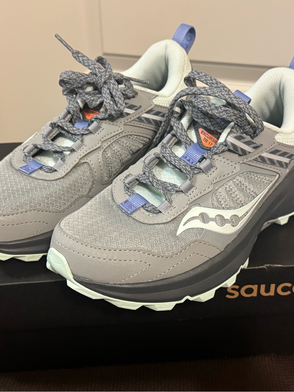 Saucony women’s Gray and Lavender Accent Trail Sneakers size 7.5